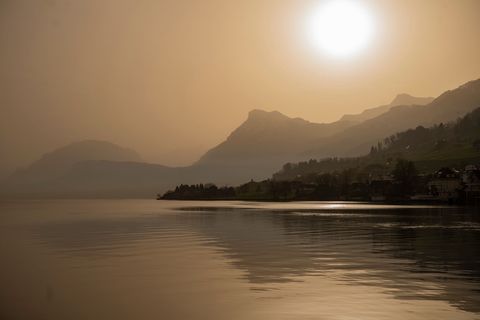 Der Saharastaub kann die Sonne milchig wirken lassen. Foto: Urs Flueeler/KEYSTONE/dpa