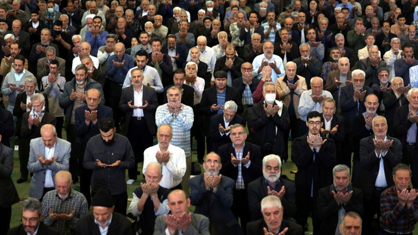 Symbolbild eines Freitagsgebets in Teheran