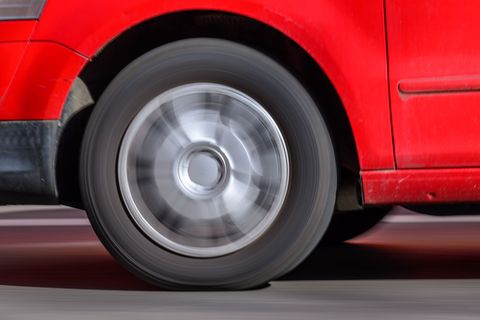 Wer in Leipzig lebt, atmet laut einer Studie täglich Reifenabrieb ein. Foto: Hendrik Schmidt/dpa