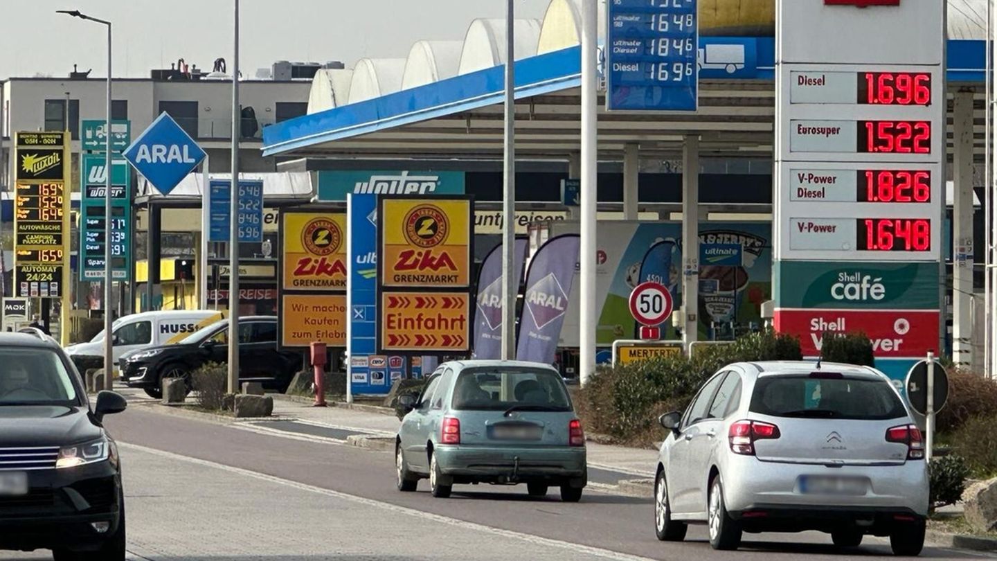 Wegen günstigerer Preise fahren viele Deutsche zum Tanken nach Luxemburg. Foto: Birgit Reichert/dpa