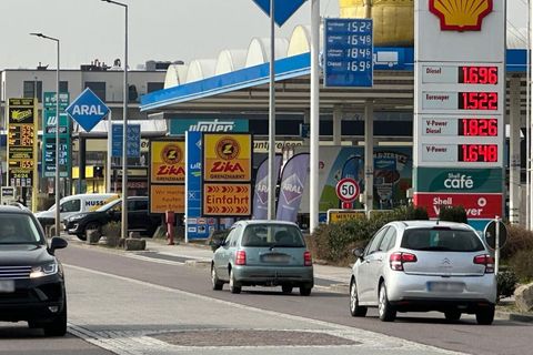 Wegen günstigerer Preise fahren viele Deutsche zum Tanken nach Luxemburg. Foto: Birgit Reichert/dpa