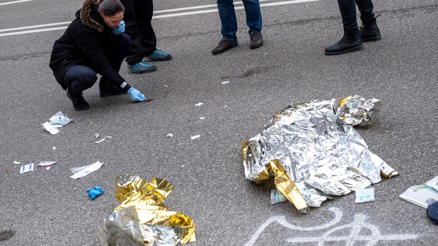 Nach dem Vorfall sichern Beamte am Tatort Spuren. Foto: Peter Kneffel/dpa