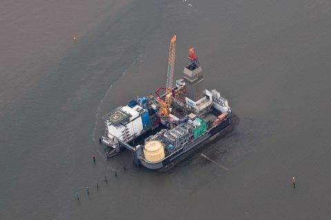 Der Betrieb auf der Bohrplattform Mittelplate darf vorerst weitergehen. (Archivbild) Foto: Christian Charisius/dpa