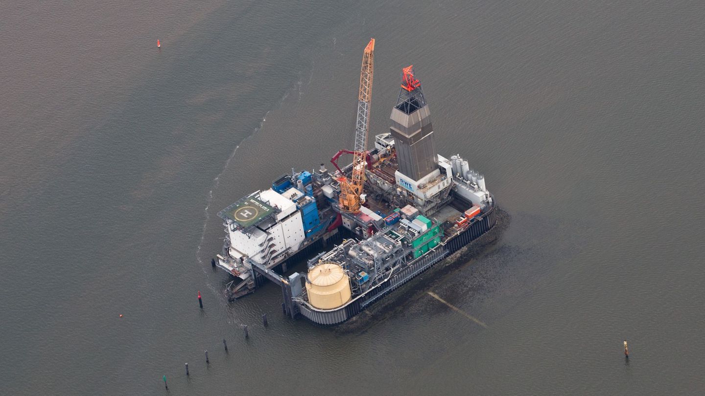 Der Betrieb auf der Bohrplattform Mittelplate darf vorerst weitergehen. (Archivbild) Foto: Christian Charisius/dpa