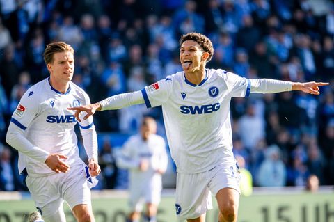 In guter Form: Karlsruhes Offensiv-Talent Louey Ben Farhat (r.). (Archivbild) Foto: Julius Frick/dpa