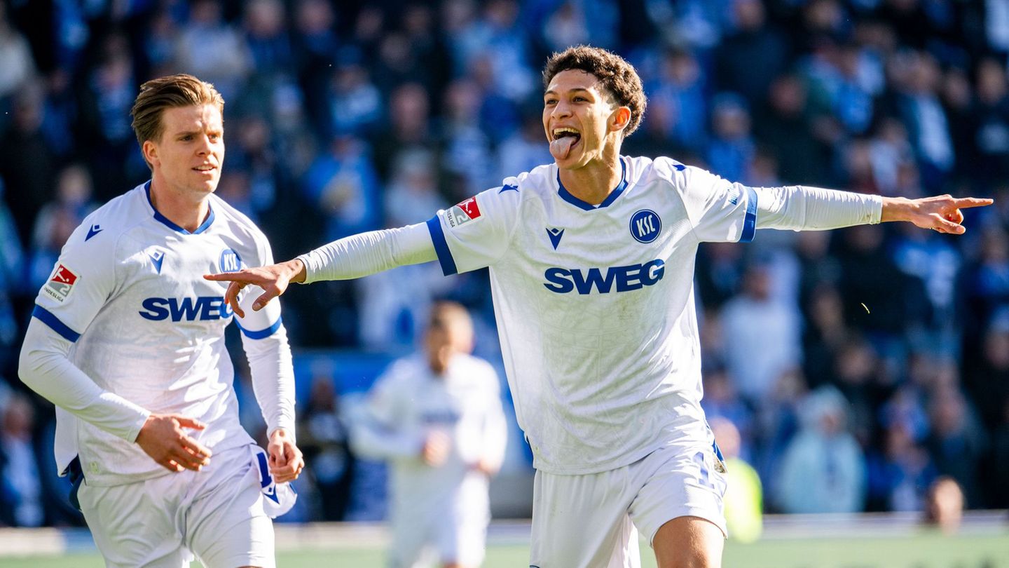 In guter Form: Karlsruhes Offensiv-Talent Louey Ben Farhat (r.). (Archivbild) Foto: Julius Frick/dpa