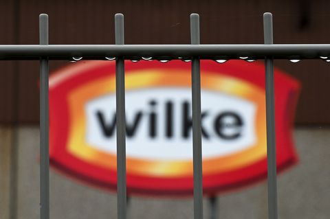 Angeklagt sind drei Ex-Mitarbeiter wegen fahrlässiger Tötung und weiterer Vorwürfe rund um elf Todesfälle durch verunreinigte Wu