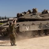 Ein israelischer Soldat hilft einer Panzer-Crew beim Manövrieren ihres Gefährts nahe der libanesischen Grenze. Die israelische Armee operiert im Libanon und hat Bewohner von Vororten von Beirut zum Verlassen ihrer Wohngebiete aufgefordert.
