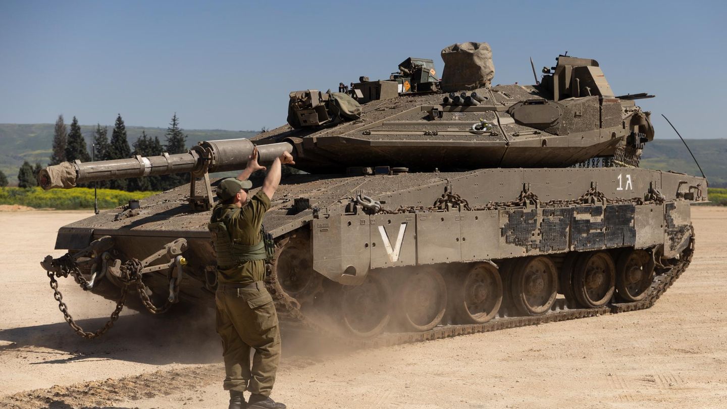 Ein israelischer Soldat hilft einer Panzer-Crew beim Manövrieren ihres Gefährts nahe der libanesischen Grenze. Die israelische Armee operiert im Libanon und hat Bewohner von Vororten von Beirut zum Verlassen ihrer Wohngebiete aufgefordert.
