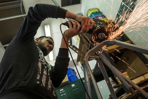 Geflüchteter aus Syrien bei der Arbeit