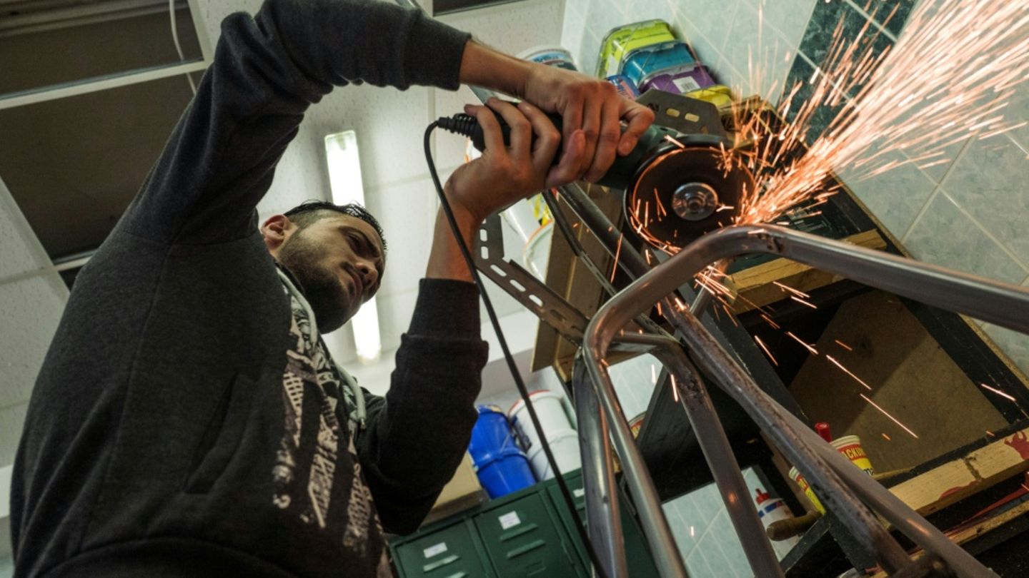 Geflüchteter aus Syrien bei der Arbeit