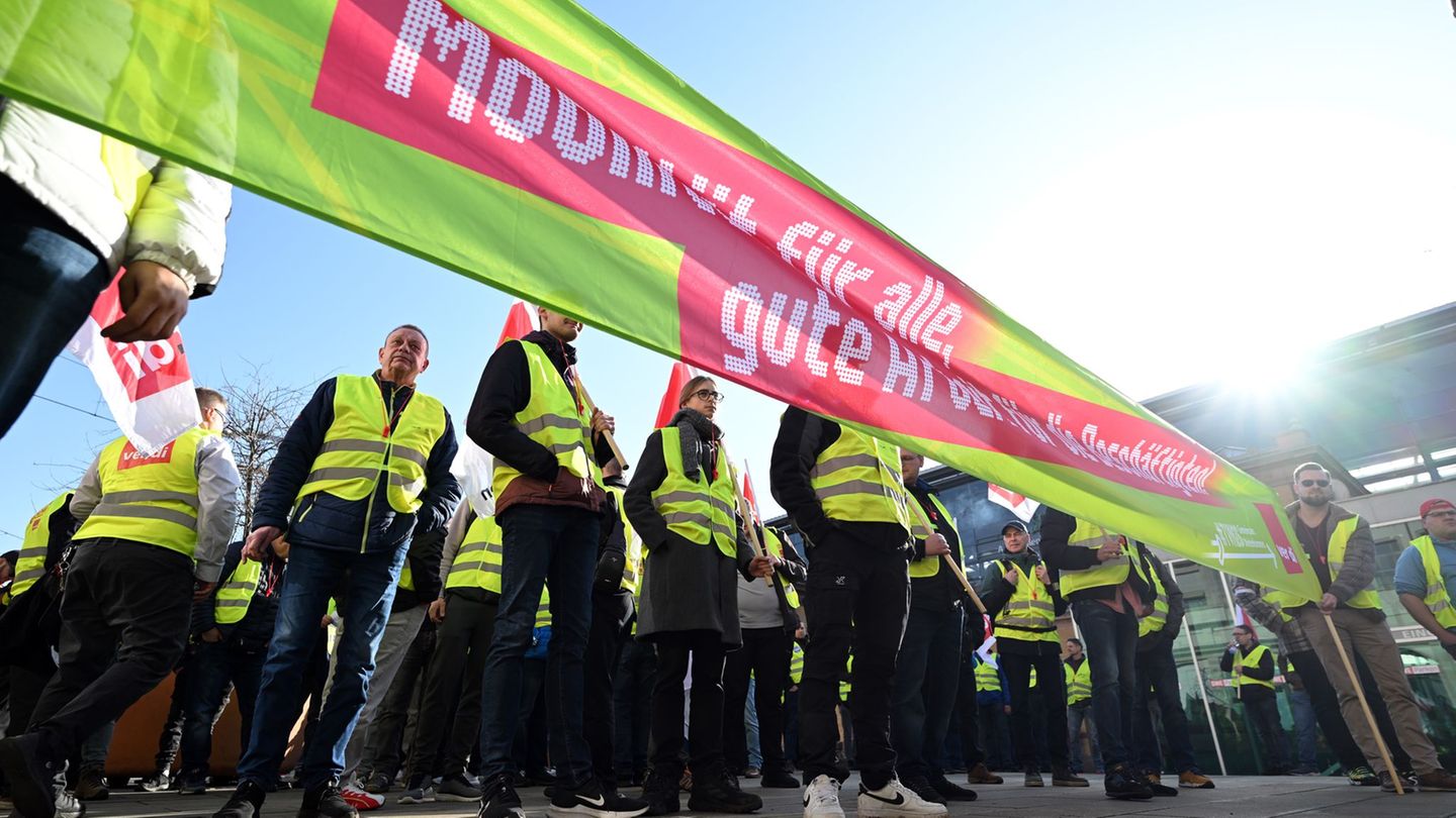 Beschäftigte des Thüringer Nahverkehrs sind kommende Woche von Montag an zu einem dreitägigen Warnstreik aufgerufen. (Archivbild