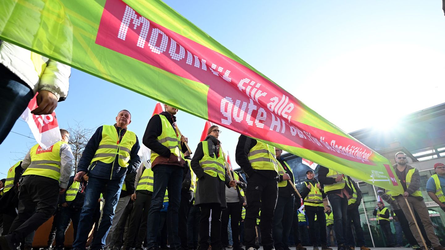 Beschäftigte des Thüringer Nahverkehrs sind kommende Woche von Montag an zu einem dreitägigen Warnstreik aufgerufen. (Archivbild