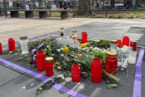 Kerzen und Blumen zeugen noch von der tödlichen Messerattacke in der Innenstadt von Kaiserslautern. Foto: Christian Schultz/dpa