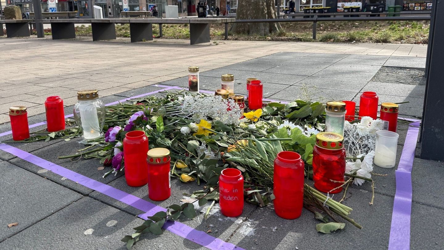 Kerzen und Blumen zeugen noch von der tödlichen Messerattacke in der Innenstadt von Kaiserslautern. Foto: Christian Schultz/dpa