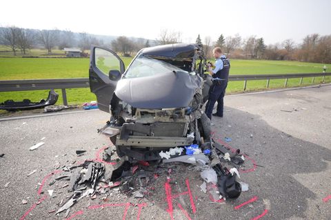Das Auto wurde durch die Wucht des Unfalls stark beschädigt. Foto: Enrique Kaczor/onw-images/dpa