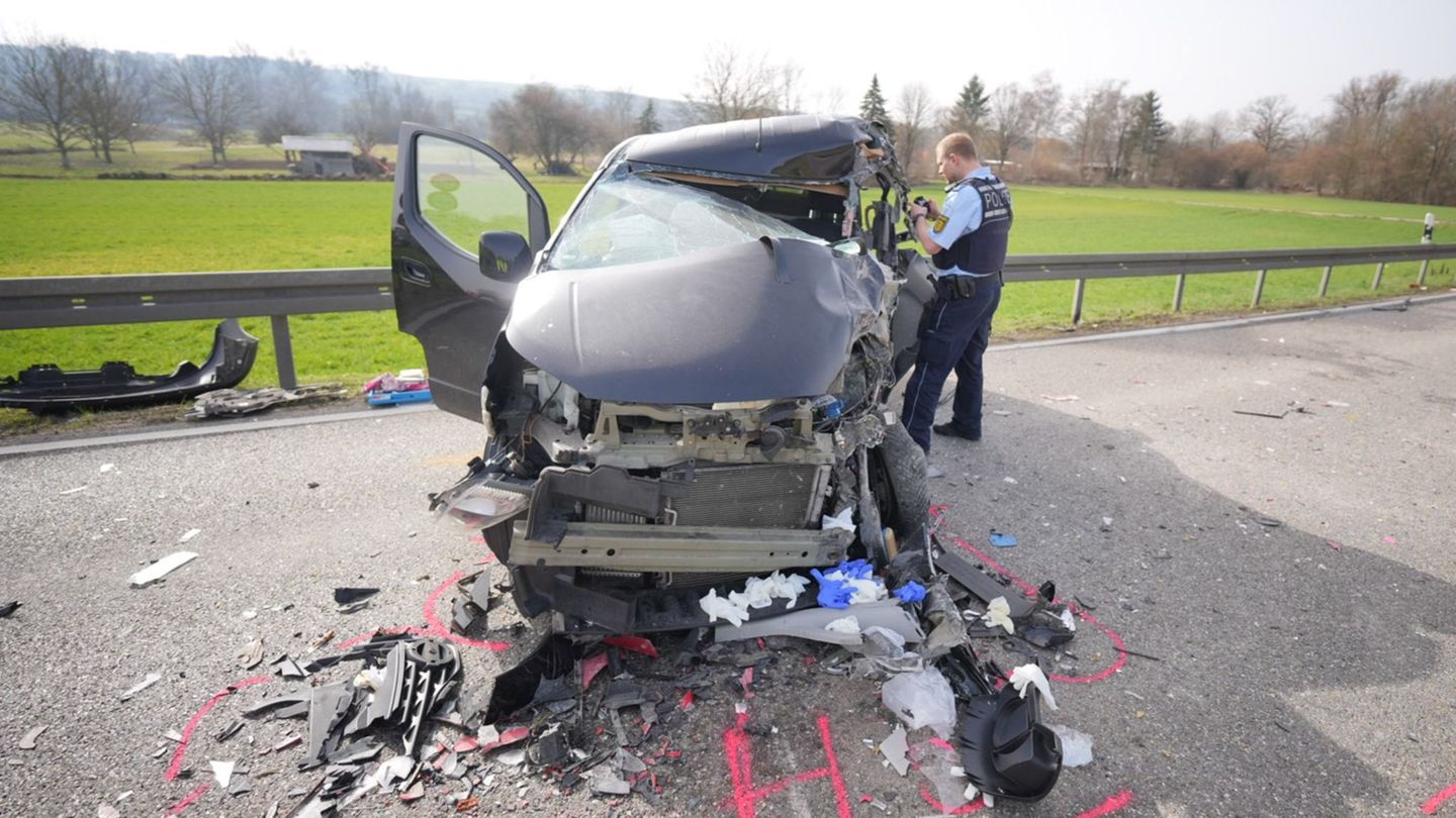 Das Auto wurde durch die Wucht des Unfalls stark beschädigt. Foto: Enrique Kaczor/onw-images/dpa