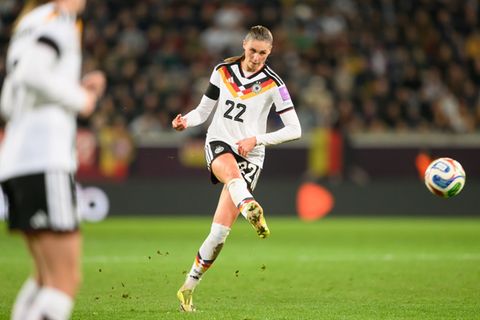 Die spielerische Klasse von Jule Brand soll den Deutschen in Norwegen helfen. Foto: Robert Michael/dpa