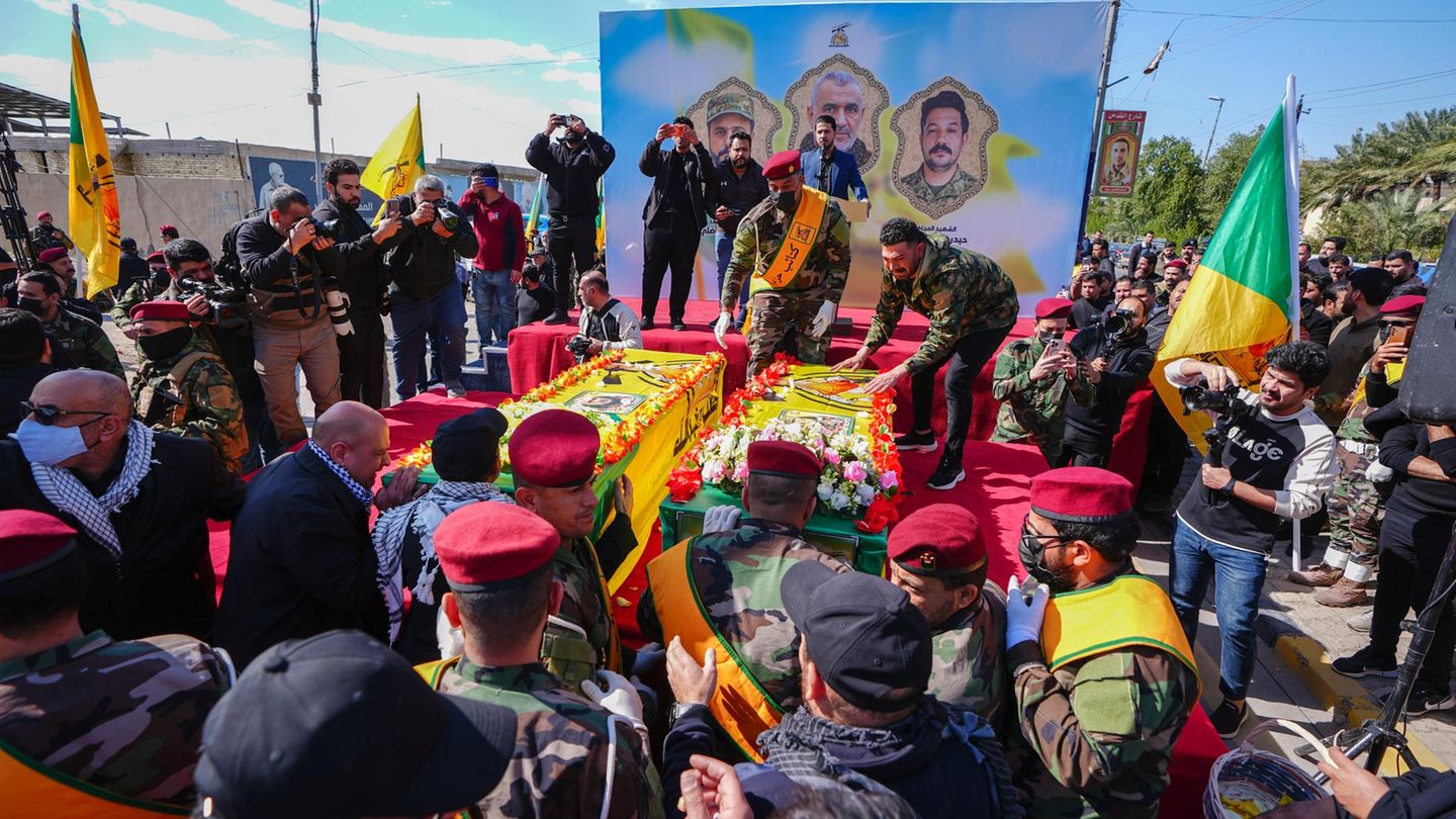 In der irakischen Hauptstadt Bagdad trägt eine Trauergemeinde drei Hisbollah-Kämpfer zu Grabe, die bei einem US-Luftschlag in der Provinz Babil getötet wurden.