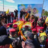 In der irakischen Hauptstadt Bagdad trägt eine Trauergemeinde drei Hisbollah-Kämpfer zu Grabe, die bei einem US-Luftschlag in der Provinz Babil getötet wurden.