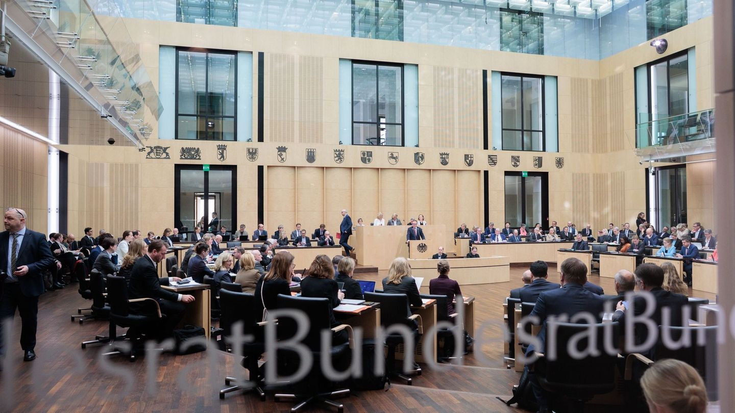 Die Bundesratsmitglieder verfolgen die Sitzung im Plenarsaal im Bundesrat. Foto: Carsten Koall/dpa