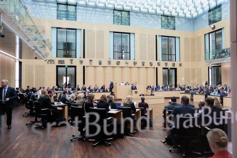 Die Bundesratsmitglieder verfolgen die Sitzung im Plenarsaal im Bundesrat. Foto: Carsten Koall/dpa