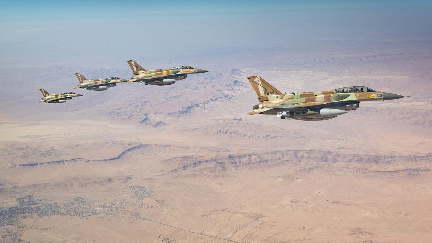 Kampfjets der israelischen Luftwaffe auf ihrem Weg zu Zielen im Iran. Angaben aus Israel zufolge wurde der unterirdische Militärbunker des getöteten Staatsoberhaupts und Religionsführers Ajatollah Ali Chamenei angegriffen und zerstört.