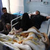 Bewohner des Boroujerdi-Viertels von Teheran liegen nach einem Luftschlag verletzt im Krankenhaus. Nicht alle Nachbarn haben überlebt.