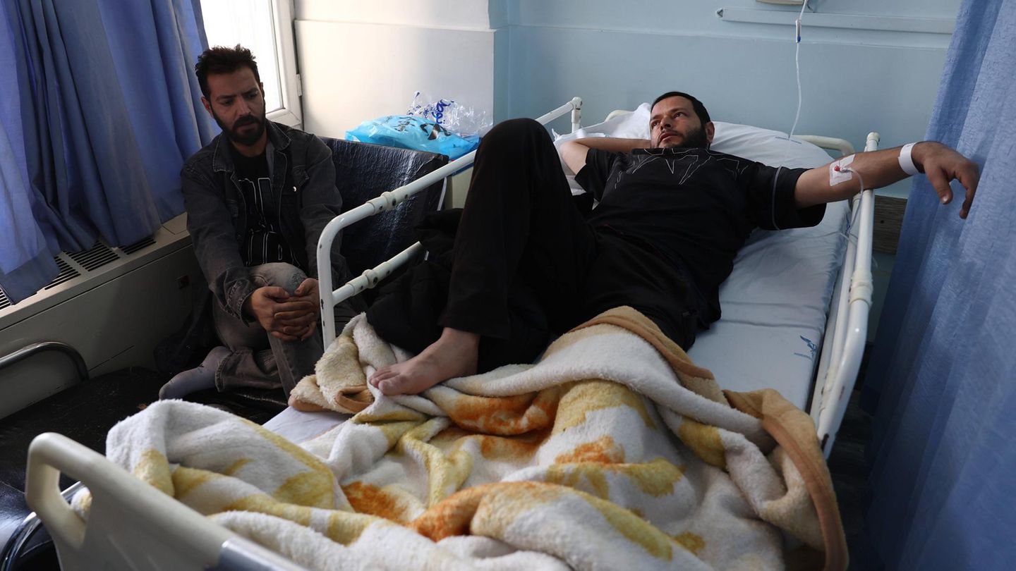 Bewohner des Boroujerdi-Viertels von Teheran liegen nach einem Luftschlag verletzt im Krankenhaus. Nicht alle Nachbarn haben überlebt.