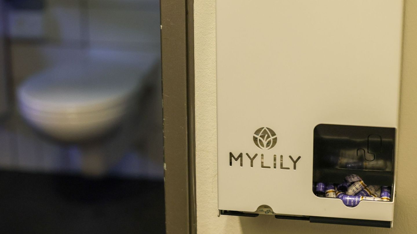 In mehreren öffentlichen Toiletten in Berlin wird die Ausgabe kostenloser Periodenprodukte getestet. (Symbolbild) Foto: Jan Woit