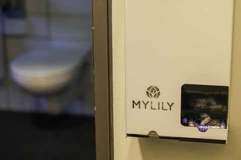 In mehreren öffentlichen Toiletten in Berlin wird die Ausgabe kostenloser Periodenprodukte getestet. (Symbolbild) Foto: Jan Woit