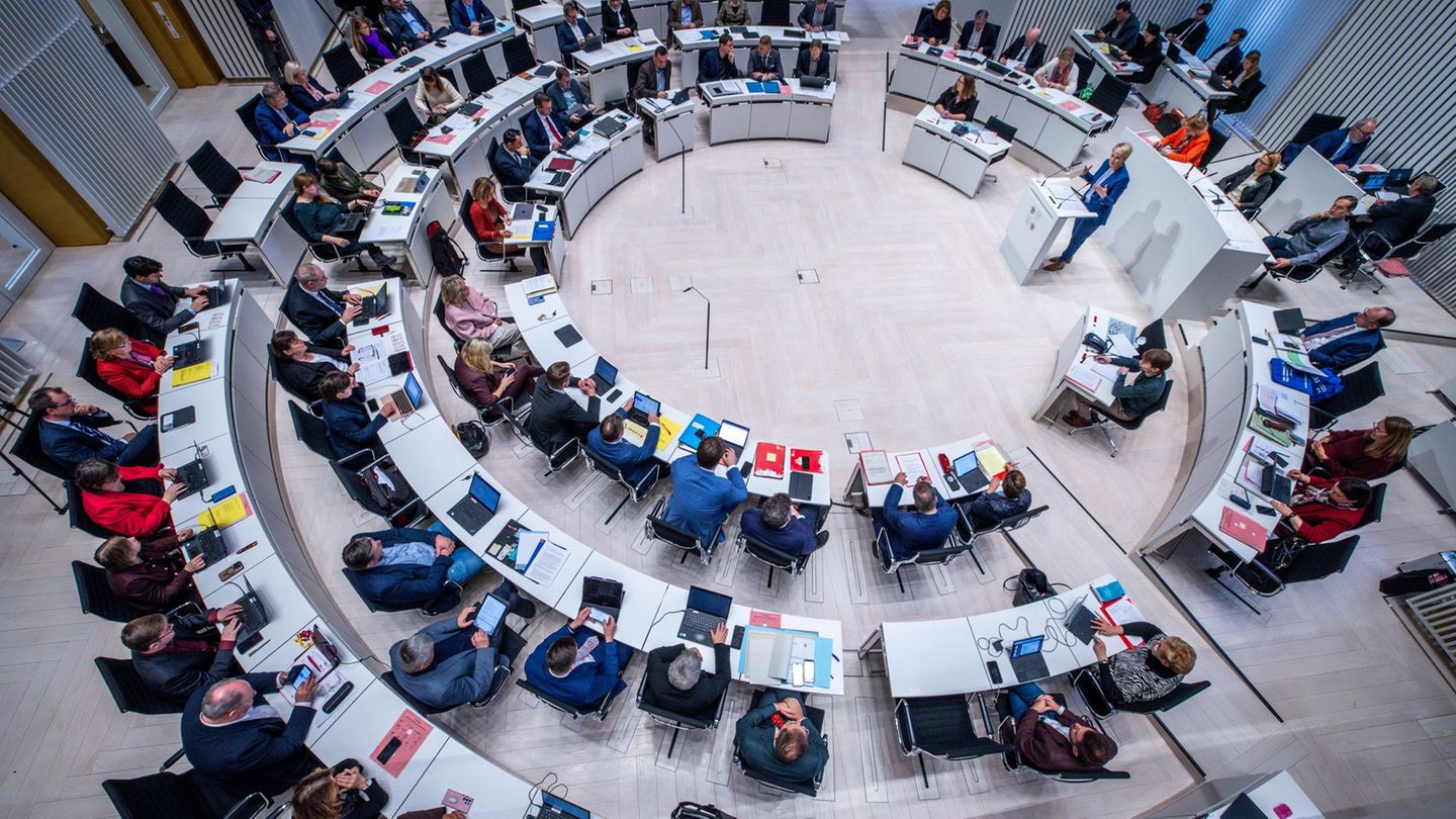 Unter dem Eindruck hoher Umfragewerte für die AfD laufen im Landtag von MV Gespräche für eine Stärkung des demokratischen Rechts