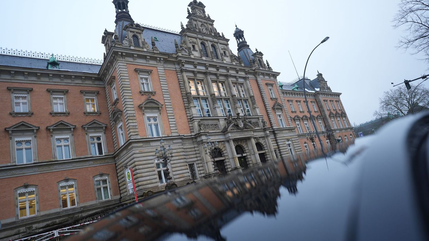 Ein Mann soll in Hamburg seinen Nachbarn mit einem Beil erschlagen haben - jetzt beginnt der Prozess um die Tat am Landgericht.