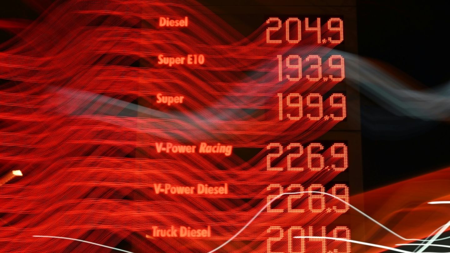 Preistafel an Tankstelle in Bochum am Mittwochabend