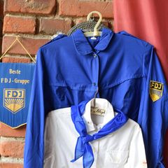 Relikte aus der DDR: FDJ-Hemd und Pioniertuch
