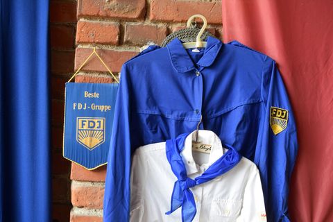 Relikte aus der DDR: FDJ-Hemd und Pioniertuch