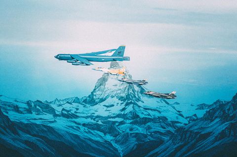 Irankrieg: verschiedene Militärflugzeuge am Matterhorn
