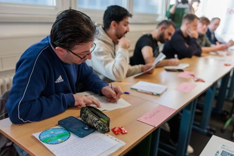 Ohne Deutsch keine Arbeit - das berichten Teilnehmer eines Sprachkurses in Frankfurt. Foto: Jörg Halisch/dpa