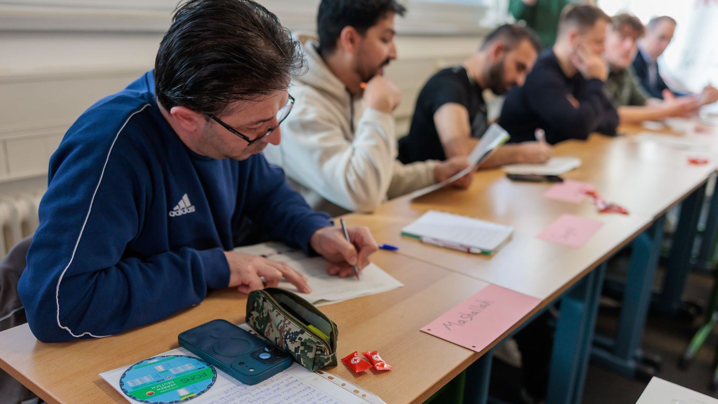 Ohne Deutsch keine Arbeit - das berichten Teilnehmer eines Sprachkurses in Frankfurt. Foto: Jörg Halisch/dpa