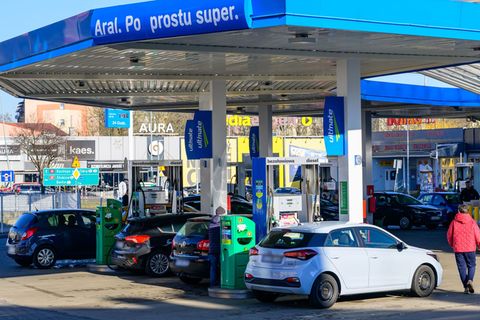 Viel los an den Zapfsäulen im polnischen Slubice: Die Menschen fahren zum Tanken über die Grenze, weil der Sprit in Polen günsti