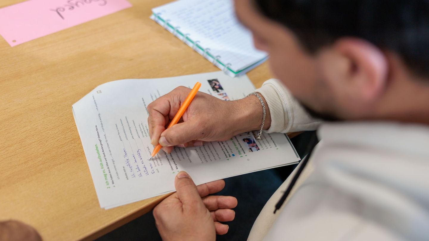 Ein Teilnehmer sitzt in einem Sprachkurs. Foto: Jörg Halisch/dpa