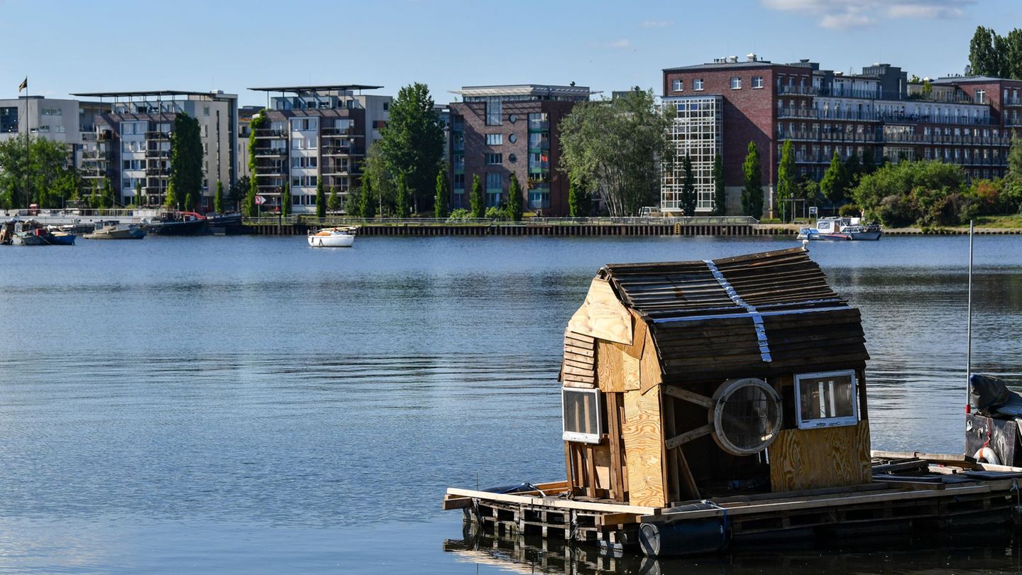 Ein Floß mit einem zusammengezimmerten Holzhaus schwimmt auf dem Rummelsburger See. (Archivbild) Foto: Jens Kalaene/dpa-Zentralb