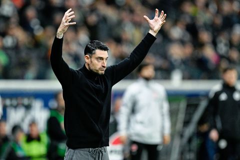 Eintracht-Trainer Albert Riera hofft auf den ersten Auswärtssieg unter seiner Regie. (Archivbild) Foto: Uwe Anspach/dpa