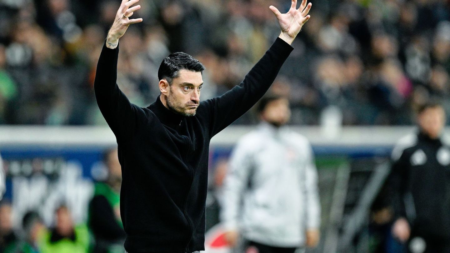 Eintracht-Trainer Albert Riera hofft auf den ersten Auswärtssieg unter seiner Regie. (Archivbild) Foto: Uwe Anspach/dpa