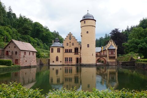 Schloss Mespelbrunn ist eines der touristischen Highlights im Spessart. In dem Schloss wurden Teile des Kinofilms "Das Wirtshaus