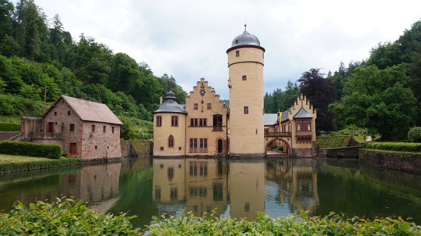 Schloss Mespelbrunn ist eines der touristischen Highlights im Spessart. In dem Schloss wurden Teile des Kinofilms "Das Wirtshaus