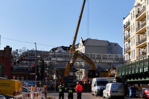 Die Eisenbahnüberführung ist Teil der Verbindungsbahn zwischen Hauptbahnhof und Altona, über die täglich rund 900 Züge rollen. F