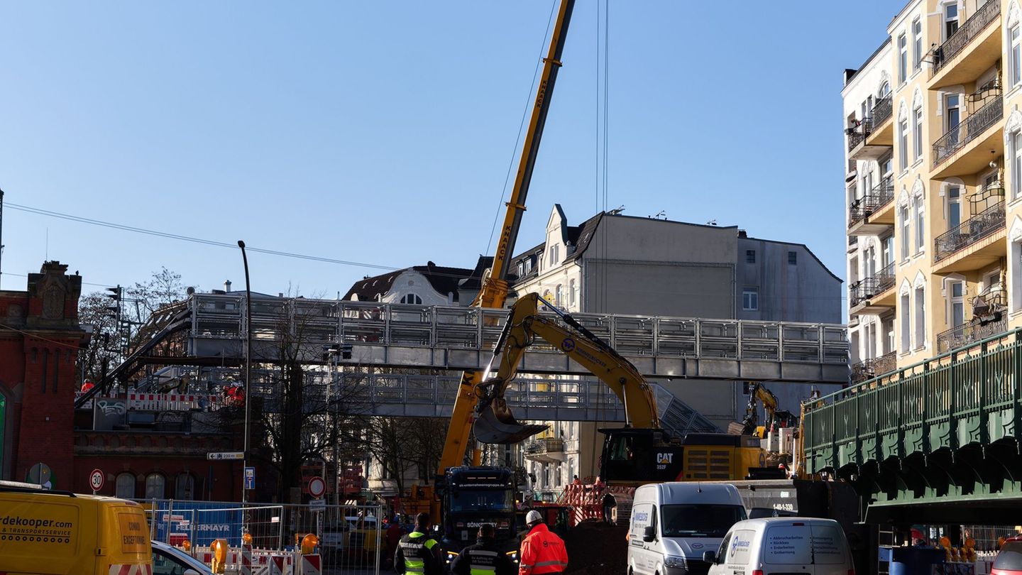 Die Eisenbahnüberführung ist Teil der Verbindungsbahn zwischen Hauptbahnhof und Altona, über die täglich rund 900 Züge rollen. F