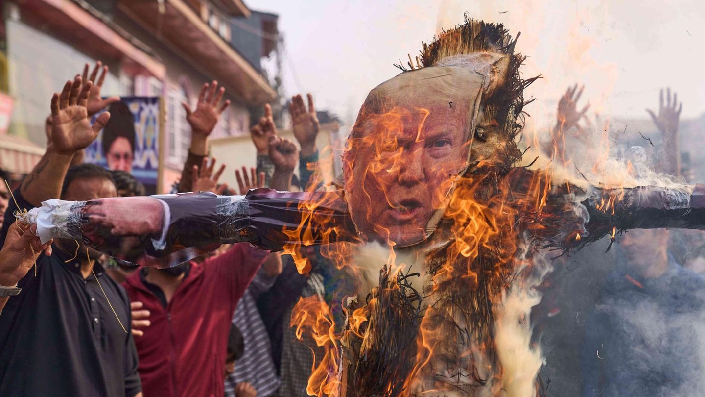 Budgam, Indien. Auf einer Demonstration gegen die Ermordung von Ayatollah Ali Chamenei verbrennen schiitische Muslime ein Bildnis des US-Präsidenten. Man glaubt es kaum, doch der Massenmörder Chamenei, der als geistlicher Anführer der schiitischen Revolution das eigene Volk niedermetzeln ließ, hat tatsächlich Anhänger außerhalb des Iran.