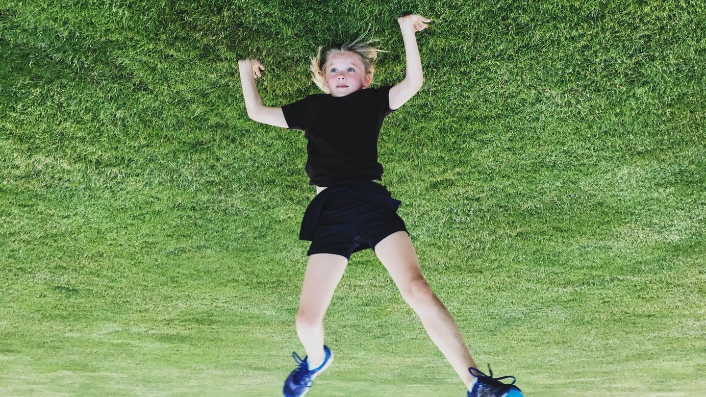 Auge: Auf der Netzhaut steht die Welt Kopf - Kind im Handstand, das Bild ist verkehrt herum